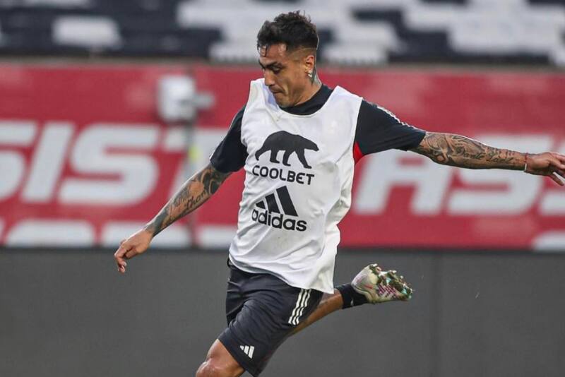El delantero paraguayo expresó públicamente que quiere irse de Colo Colo. (Foto: @colocolooficial)