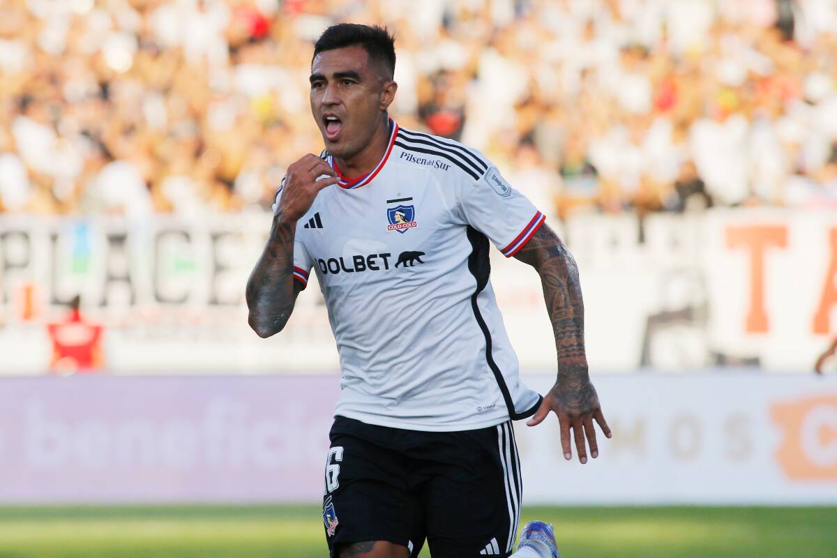 celebrando con la camiseta de Colo Colo en el estadio Monumental (Foto: Aton)