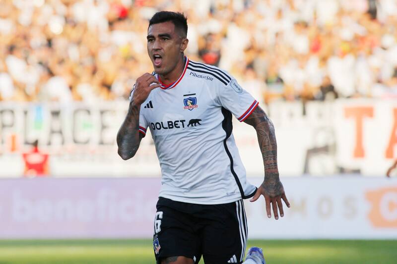 celebrando con la camiseta de Colo Colo en el estadio Monumental (Foto: Aton)