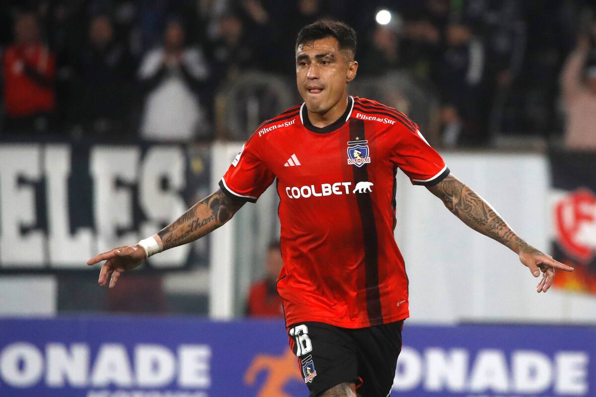 El delantero paraguayo está contra el tiempo para destrabar su salida de Colo Colo hacia Emelec. (Foto: Agencia Aton)
