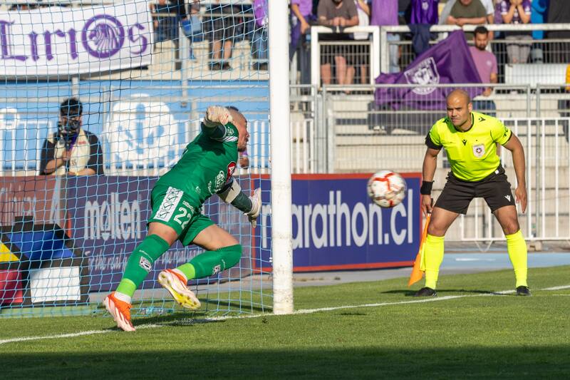 Darío Melo atajó el tercer penal de Deportes Concepción y encaminó el triunfo de los Potros. (Foto: Felipe Escobedo)