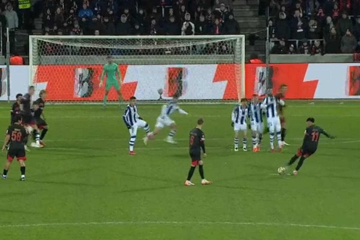 estuvo cerca de sorprender a la Real Sociedad con un tiro libre.