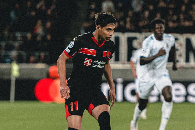 era la figura del partido en Dinamarca, pero fue reemplazado en el entretiempo. Foto: X FC Midtjylland.