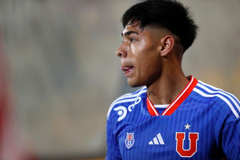 Darío Osorio en partido de Universidad de Chile en la temporada 2023.