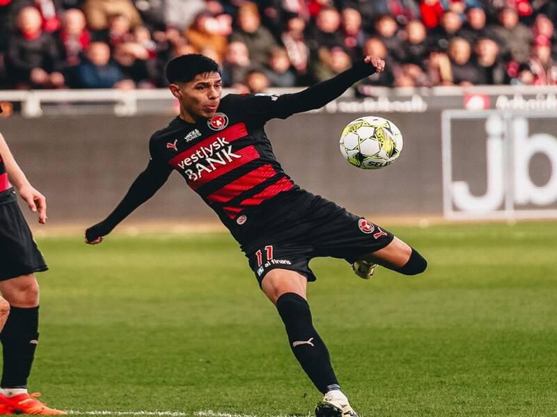 El volante chileno se ha hecho con un lugar en el equipo danés. Foto: @fcmidtjylland