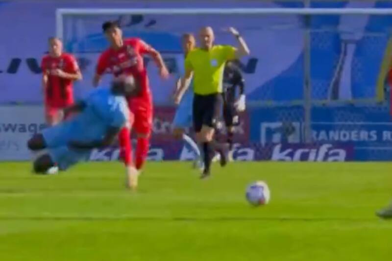recibió tarjeta roja tras fuerte patada al rival en Dinamarca.