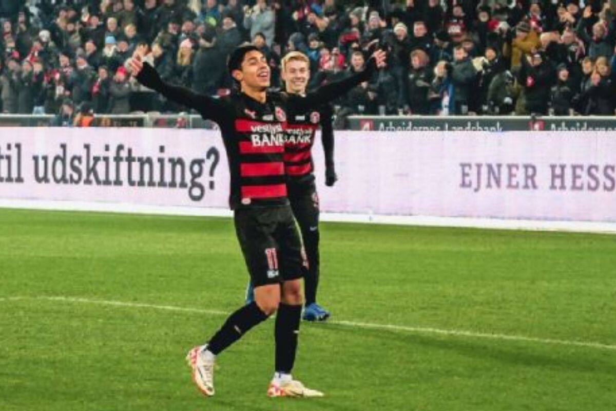 Darío Osorio defendiendo al Midtjylland.