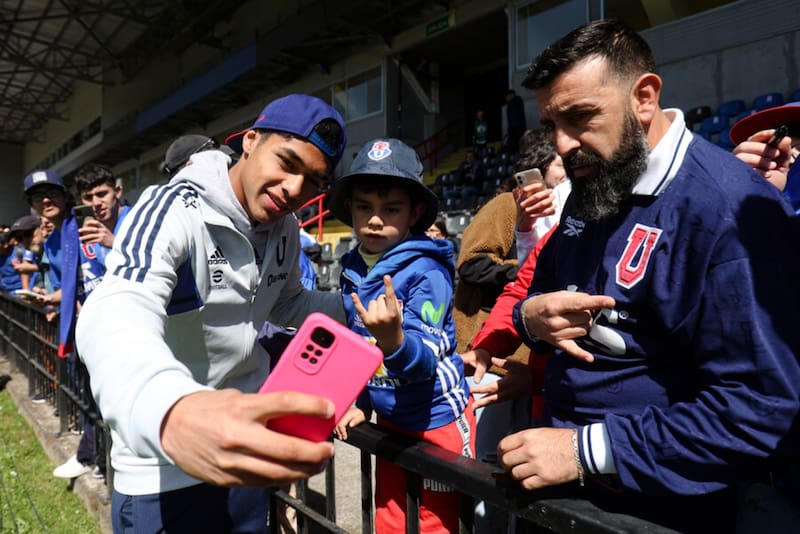 El futbolista se saca una foto con un niño hincha de Universidad de Chile. Foto: Aton.