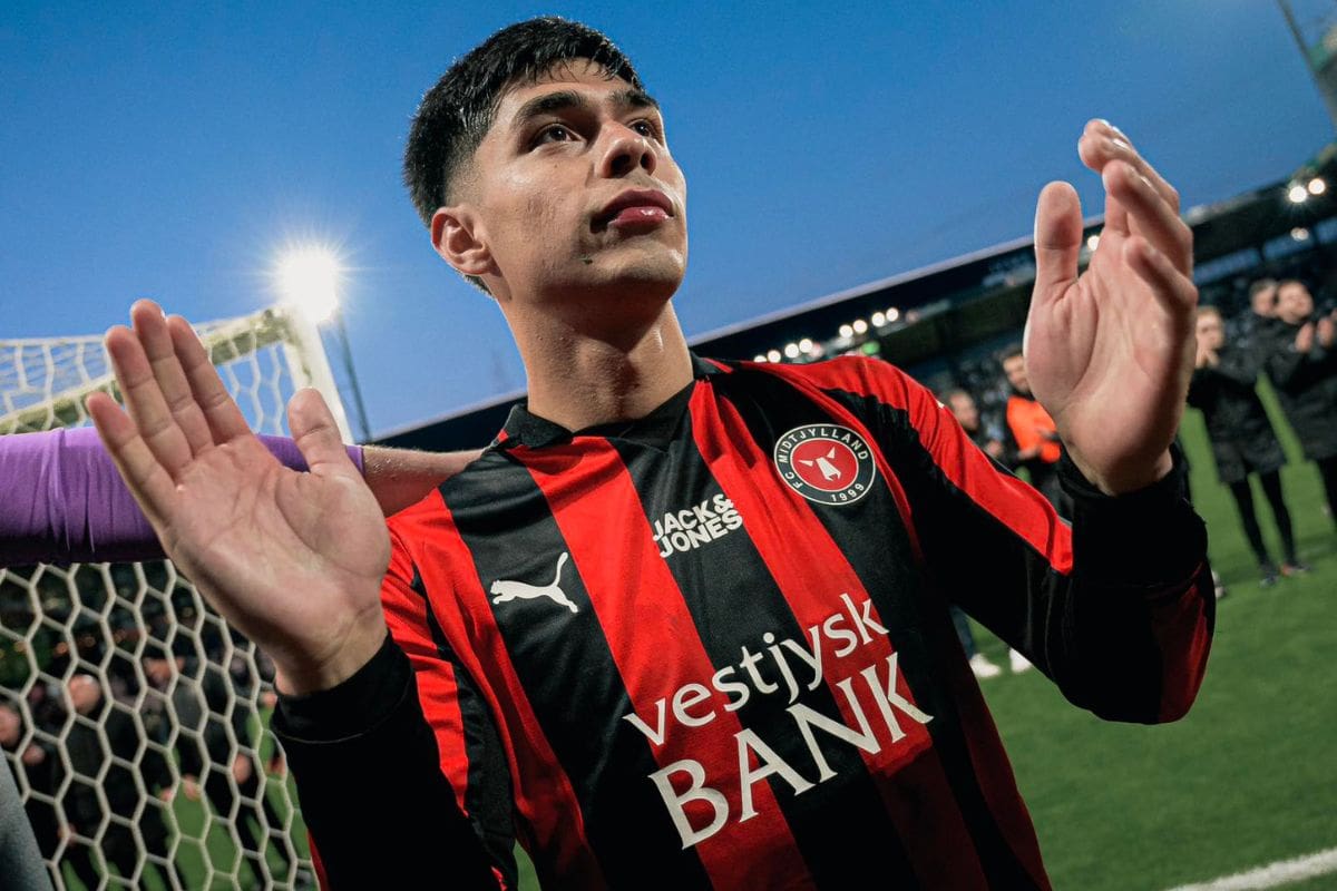 El chileno es pretendido por tres equipos de la Premier League. Foto: Midtjylland en Facebook.