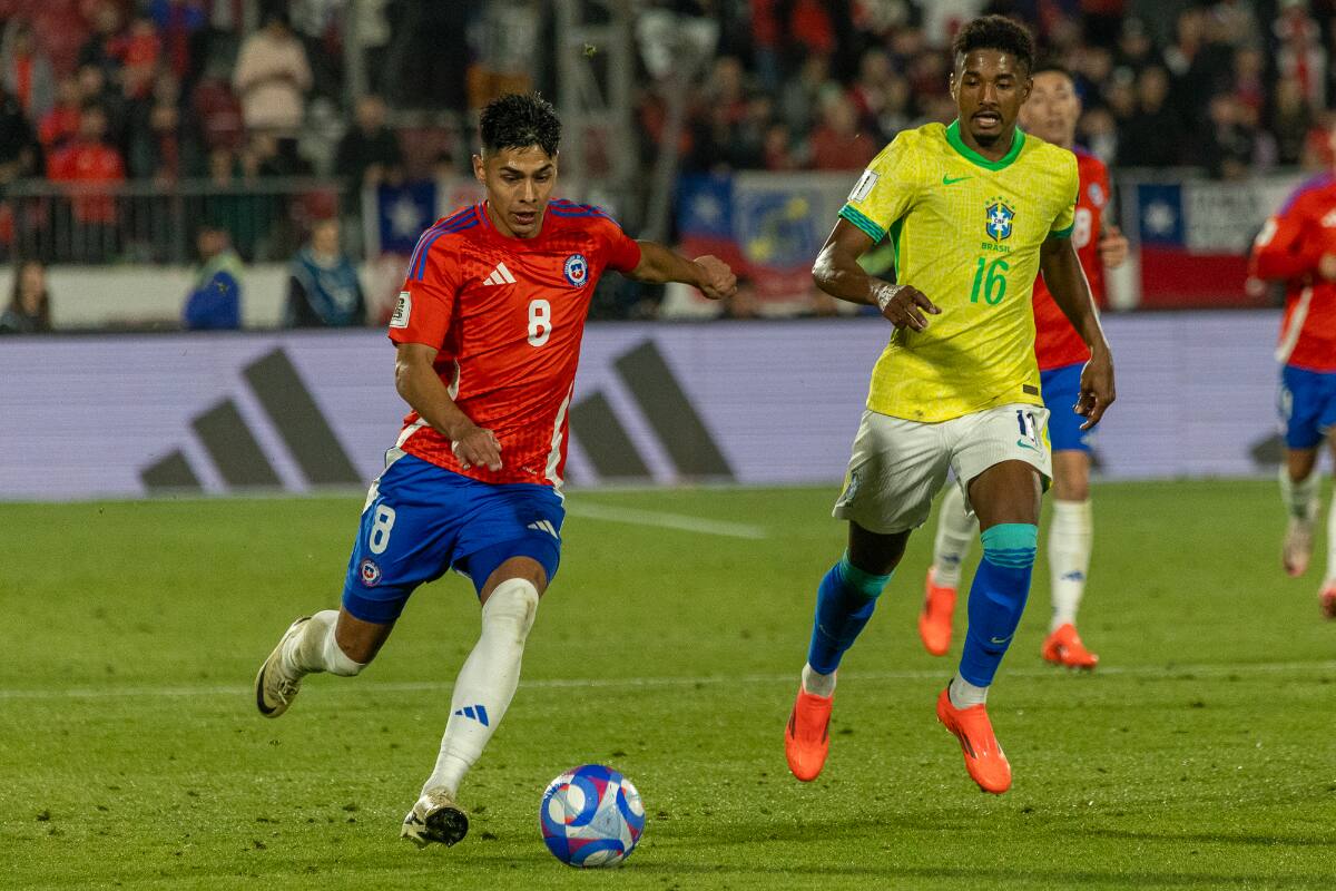 recibió consejos de Arturo Vidal tras el partido ante Brasil. (Foto: Felipe Escobedo)