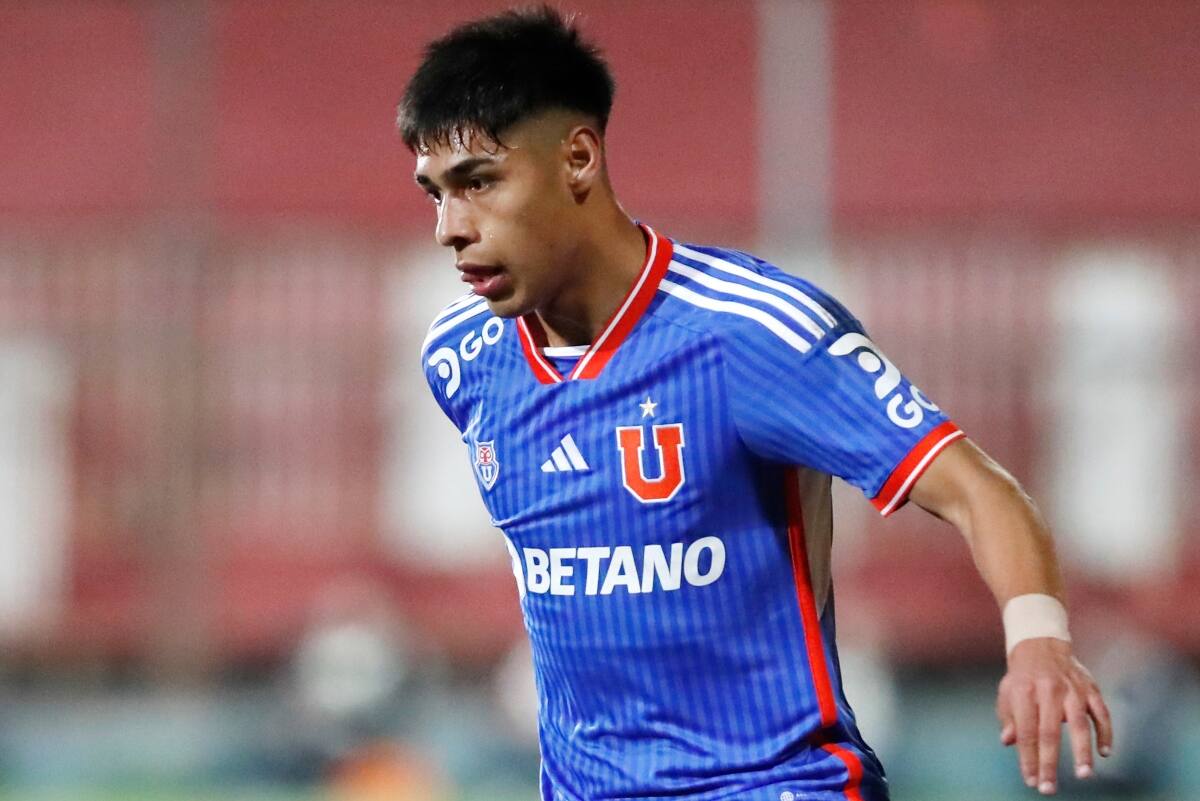 Darío Osorio en partido de Universidad de Chile.