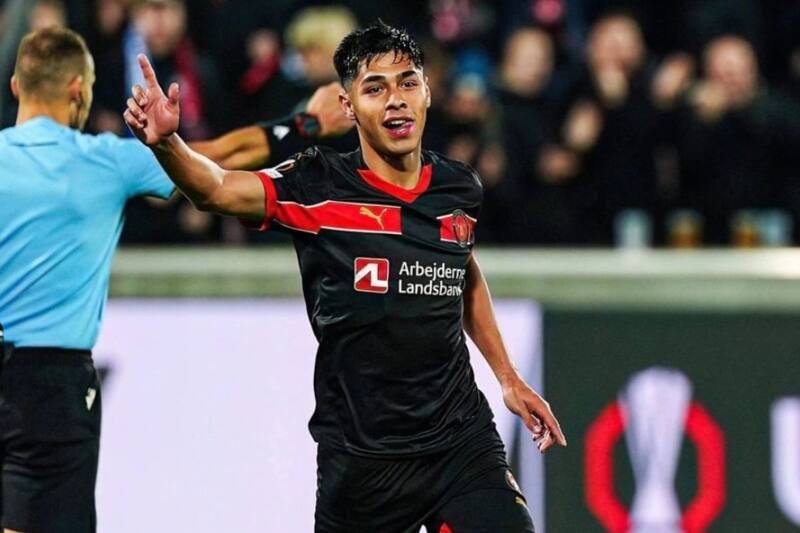 El chileno asoma como titular en el partido entre Midtjylland y Steaua Bucarest por Europa League.