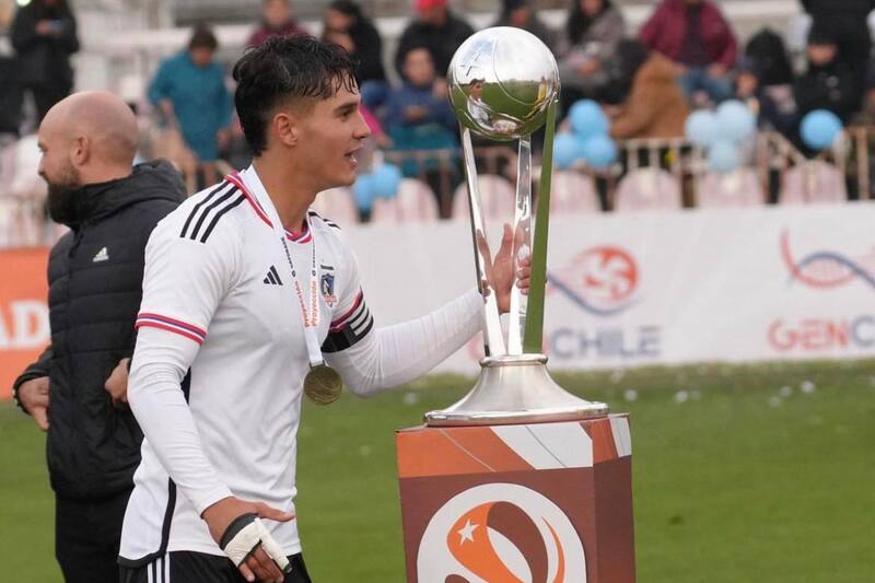 El joven defensa de Colo Colo viene de coronarse campeón en la serie de proyección. (Foto: @darkofiamengo)
