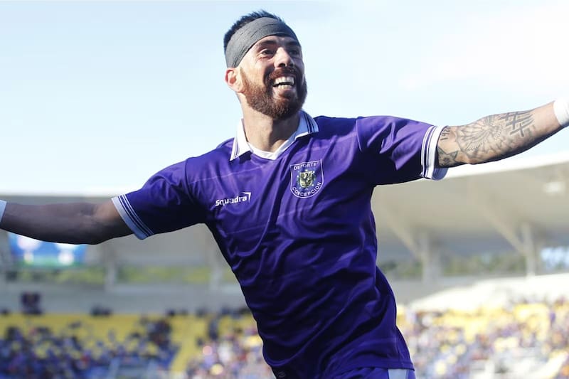 con la camiseta de Deportes Concepción, uno de los equipos donde más brilló en el fútbol chileno.
