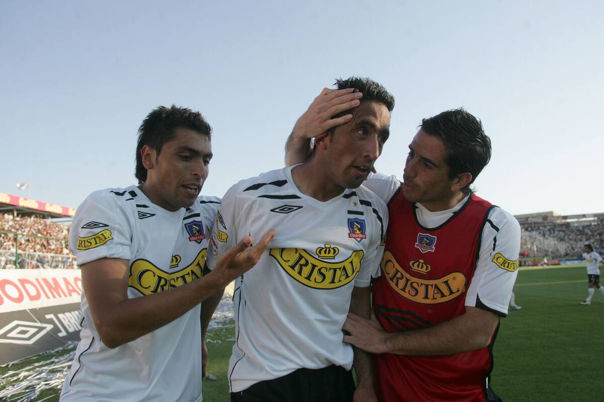 El actual participante de Mundos Opuestos vistiendo la camiseta de Colo Colo (aunque como suplente). Foto: Aton