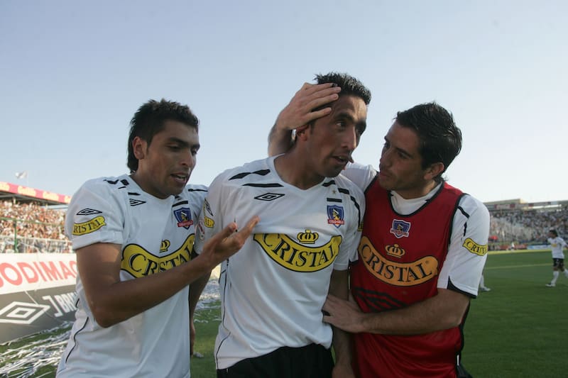 El actual participante de Mundos Opuestos vistiendo la camiseta de Colo Colo (aunque como suplente). Foto: Aton
