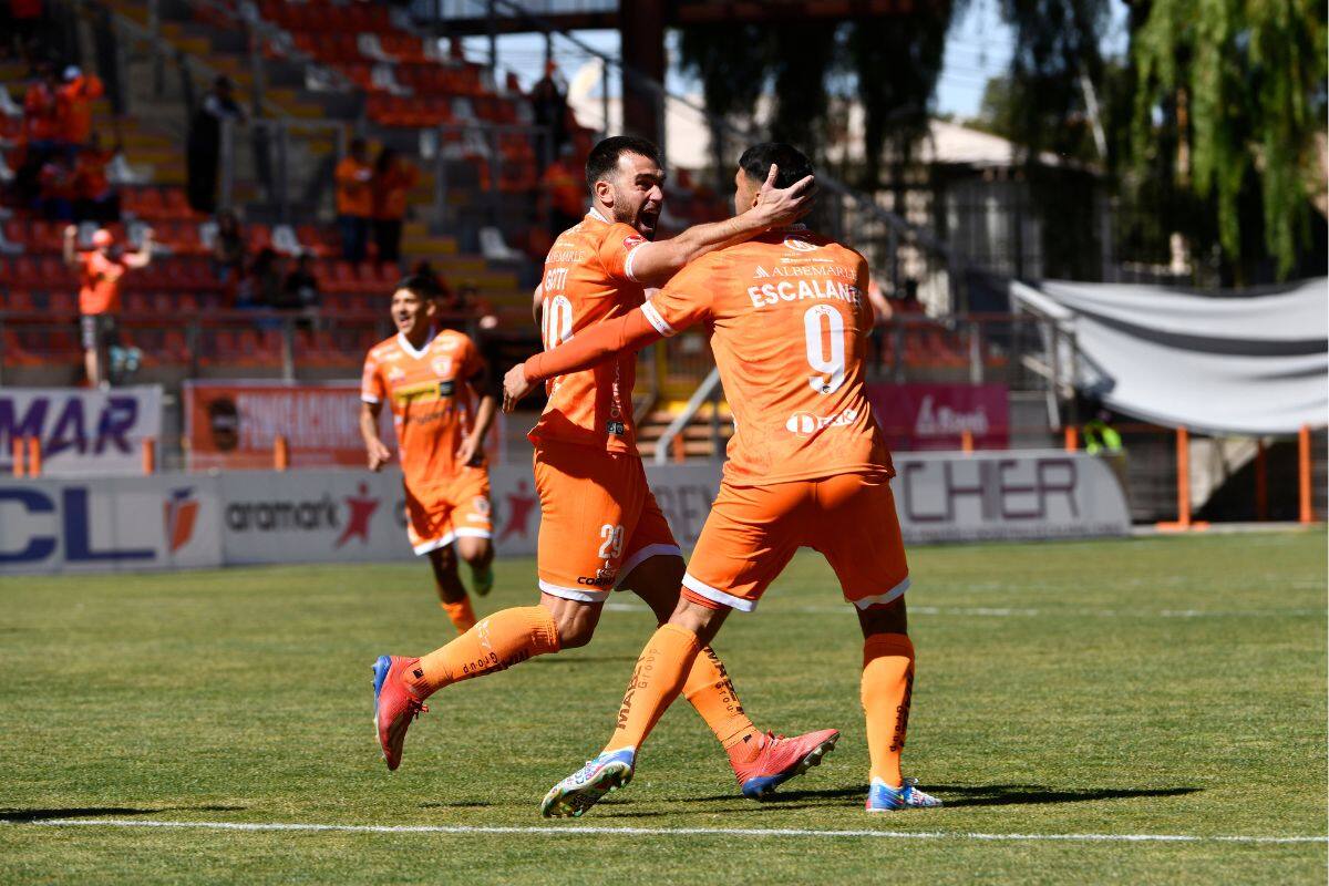 está más lejos que cerca de reeditar la dupla ofensiva con Gustavo Gotti en Cobreloa, que fue parte del ascenso en 2023. Foto: Agencia Aton.