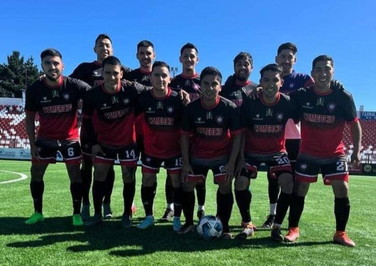 David Llanos, con el dorsal número 14, representa a Club Deportivo Comercio de Castro. Foto: Panorama Deportivo.