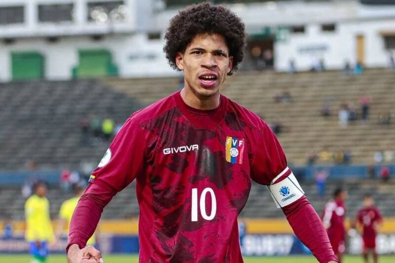 David Martínez anotó el primer gol en el triunfo de Venezuela sobre Paraguay que eliminó a La Roja.