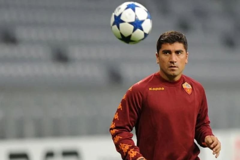 descuelga las botas y vuelve a Italia.