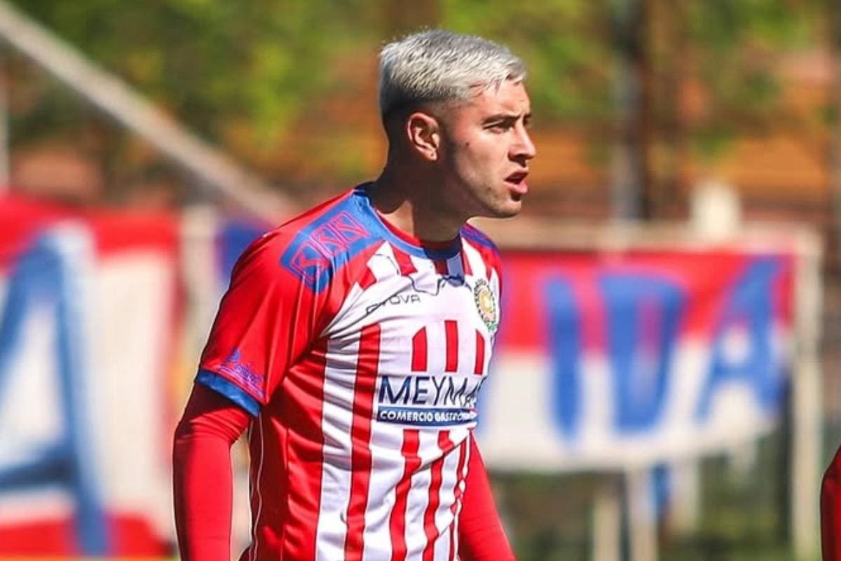 El defensor de 23 años dejó Linares Unido y fichó por Deportes Santa Cruz. Foto: David Tati en Instagram.