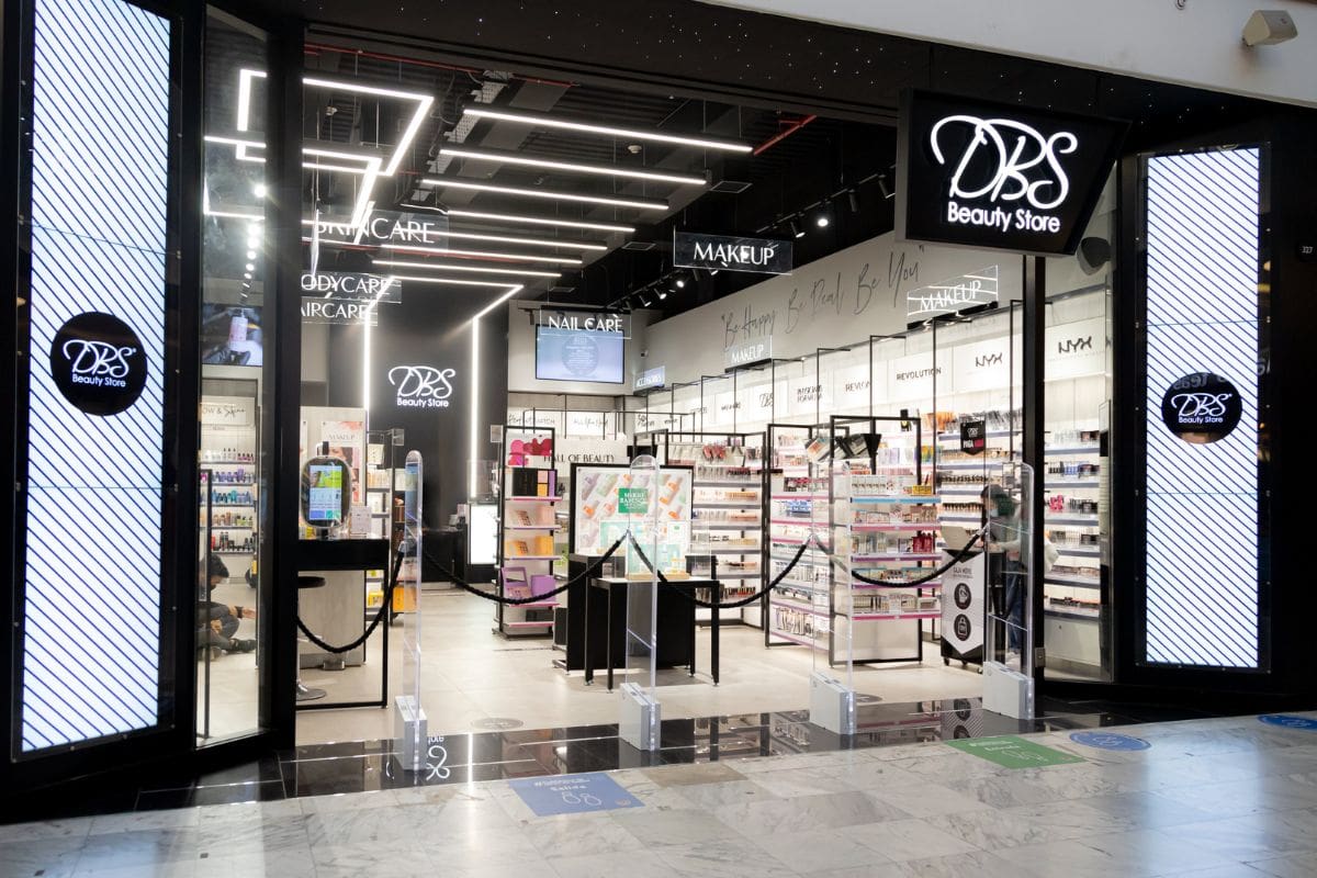 No piden más de dos años de experiencia para los puestos de trabajo.
Créditos: DBS Beauty Store.