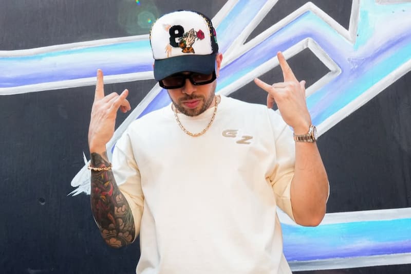 tiene un lado rockero, ya que se crio con canciones de Metallica y Slayer.