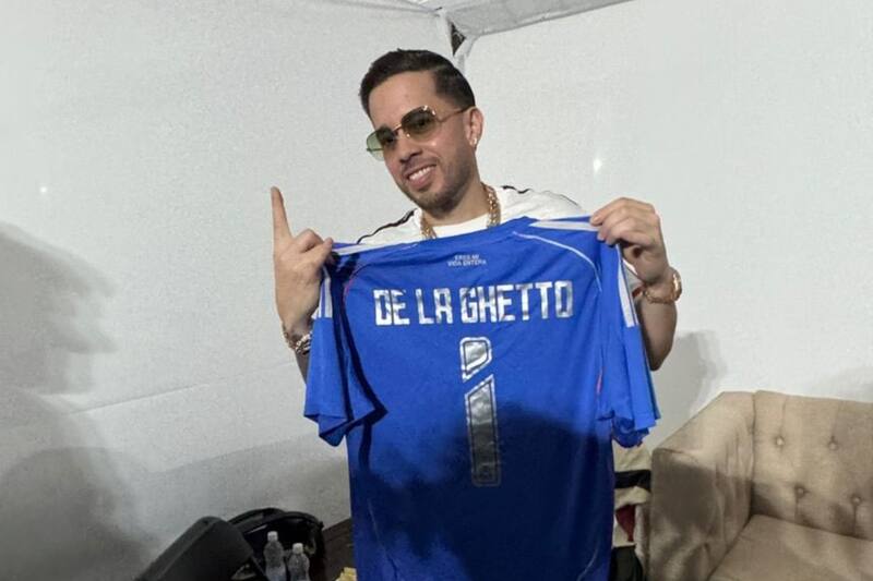 con la camiseta de la U en el festival Perreolandia.