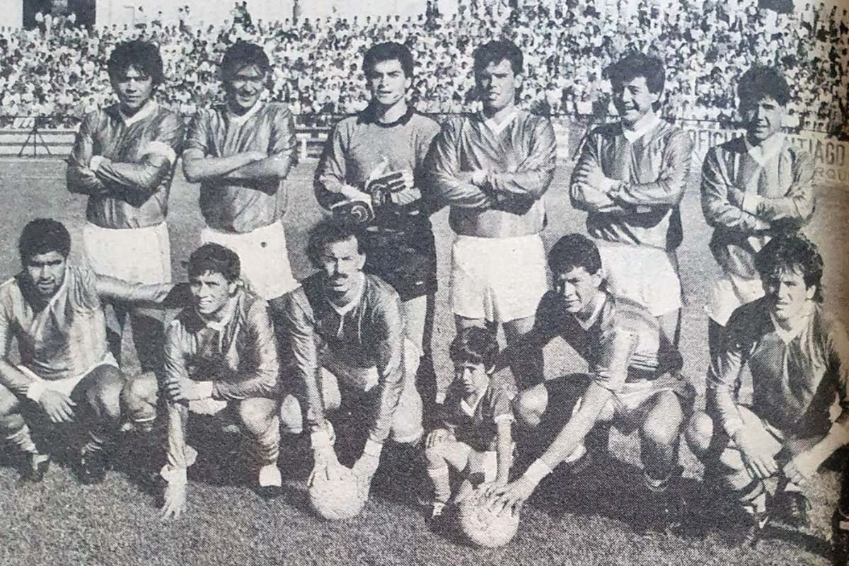 Arriba, de izq. a der: Jaime Bahamondes, José Gutiérrez, Marco Órdenes, Patricio Miranda, Miguel Latín y Fernando Latín. Abajo: Fredy Bahamondes, Darwin Quezada, De Luca, Leonardo Ramírez y Cristián Yagnam.