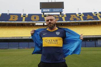 Danielle de Rossi tapó el escudo de la Juventus a un hincha de Boca