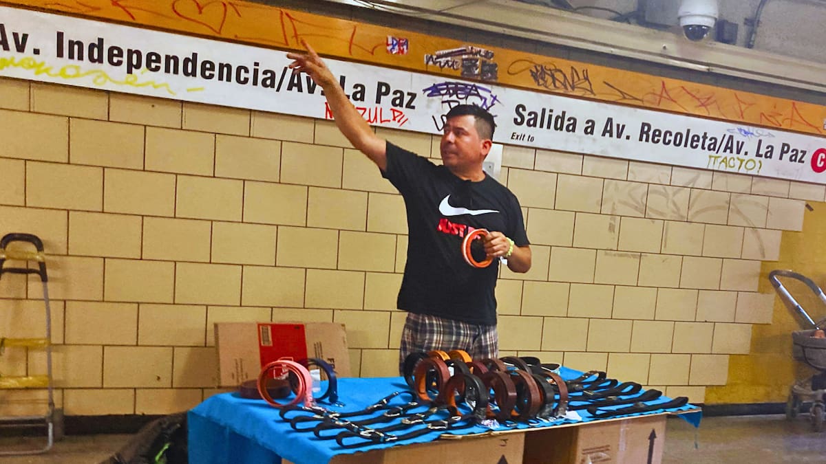VIDEO | Pasajera de Metro de Santiago se vuelve viral tras mostrar descontento hacia los músicos y vendedores ambulantes