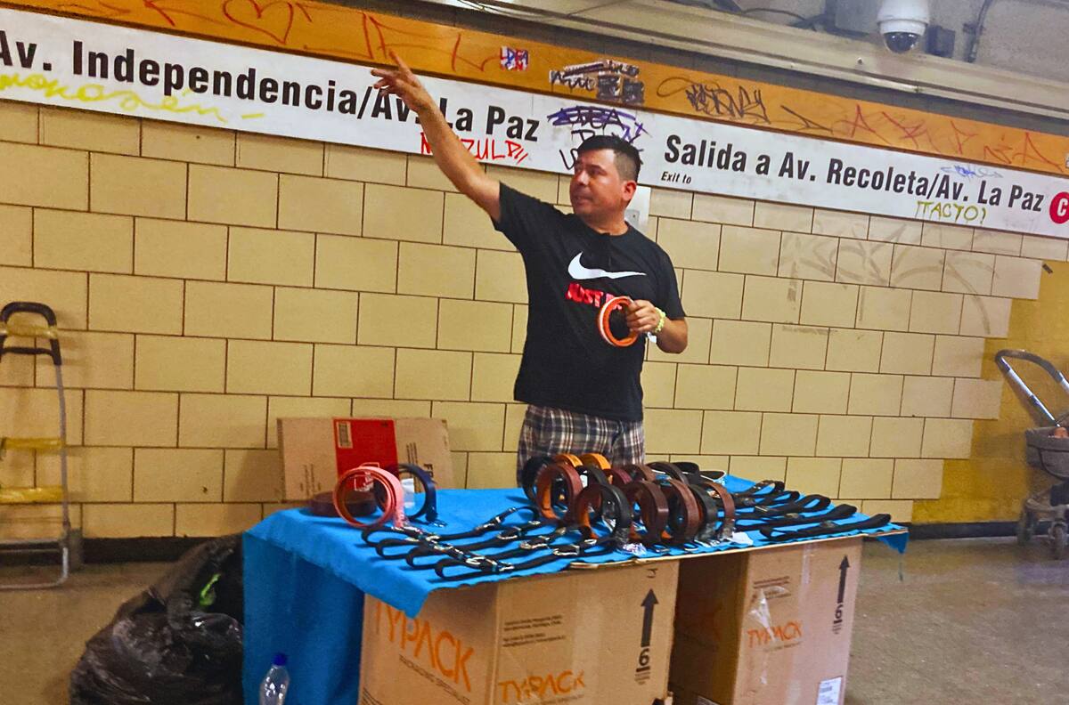 VIDEO | Pasajera de Metro de Santiago se vuelve viral tras mostrar descontento hacia los músicos y vendedores ambulantes
