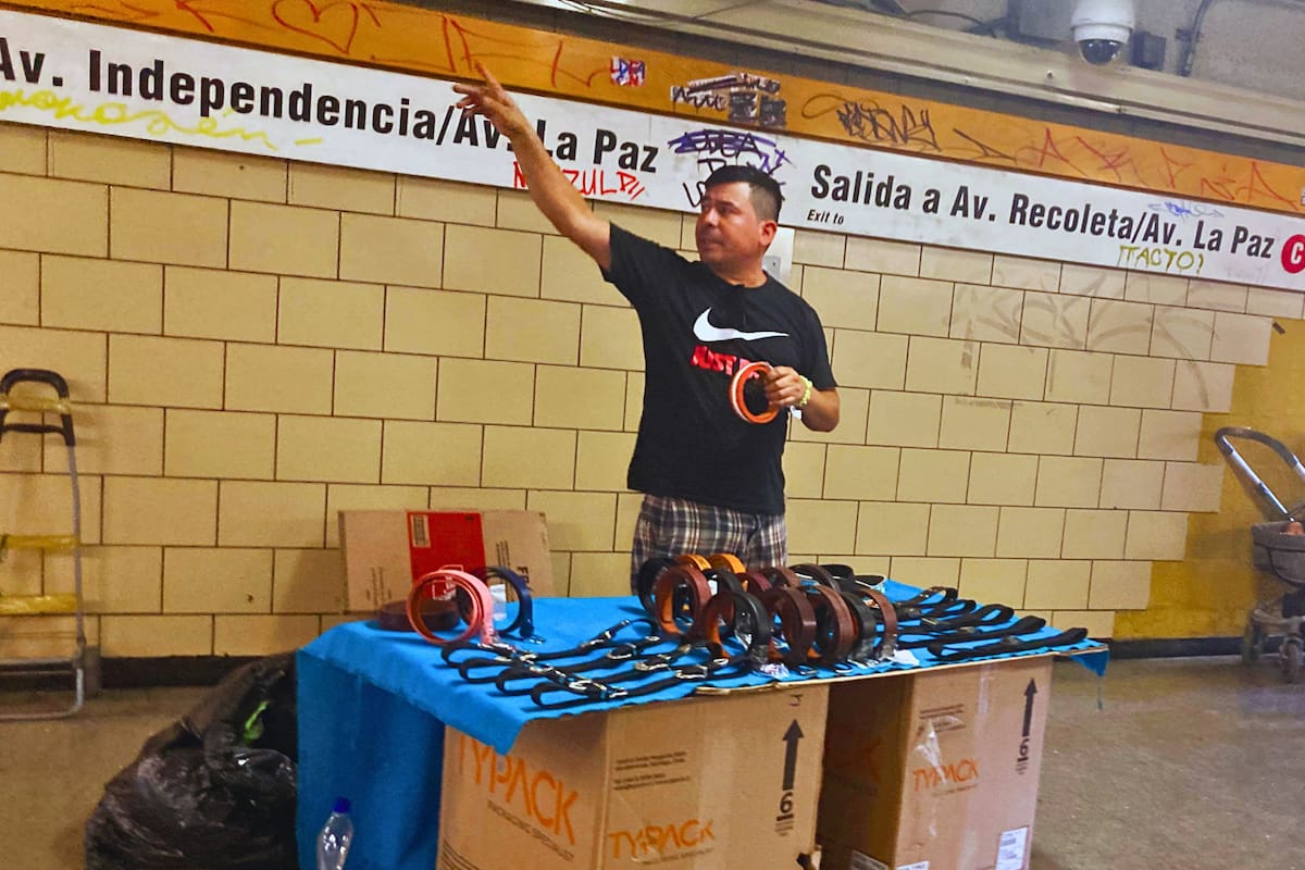 Un video viral sobre los músicos y vendedores ambulantes en los trenes generó debate en las redes sociales. Foto: Aton.
