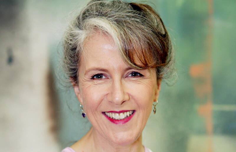 Debra Lawrance es parte del elenco.