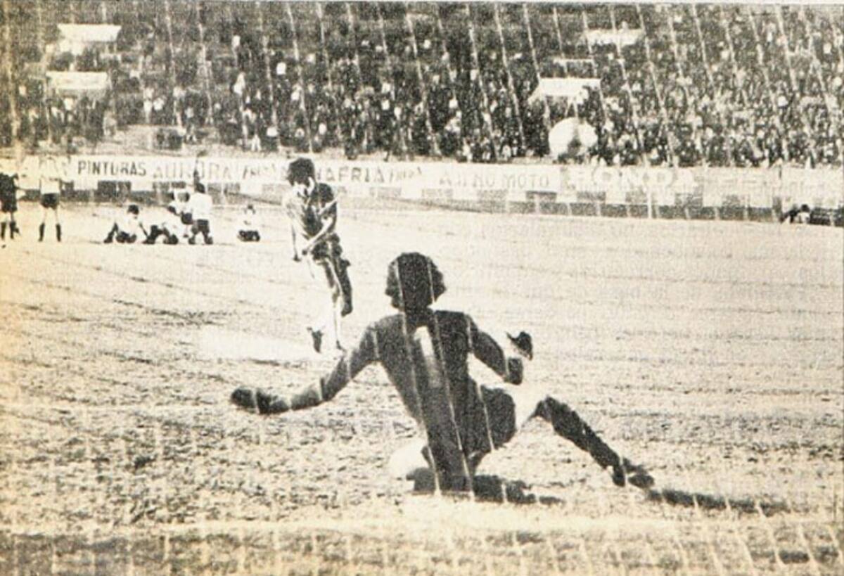 Jaime Palma desperdicia desde los doce pasos. El portero uruguayo entregado a su suerte, pero el balón pegara en un poste.