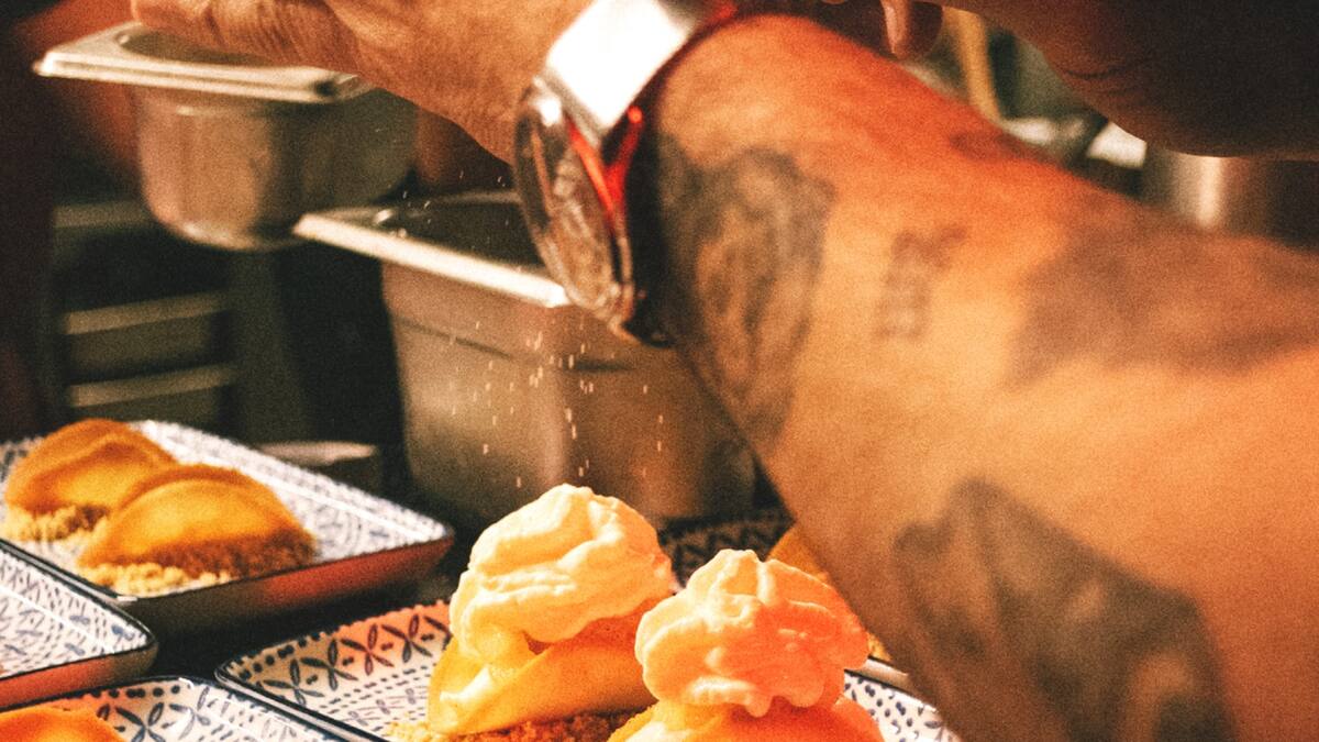 Demencia: El increíble restaurante que combina espectáculo y gastronomía dentro de Santiago