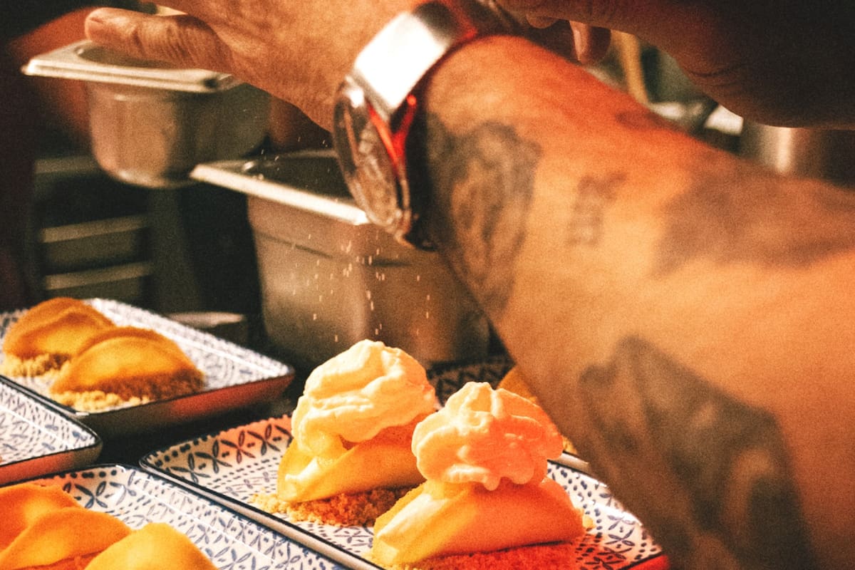 Este local, de la mano del chef Benjamín Nast, busca combiar el arte, el circo y la gastronomía.
Foto: @Facebook Demencia.