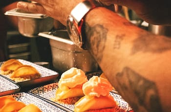 Demencia: El increíble restaurante que combina espectáculo y gastronomía dentro de Santiago