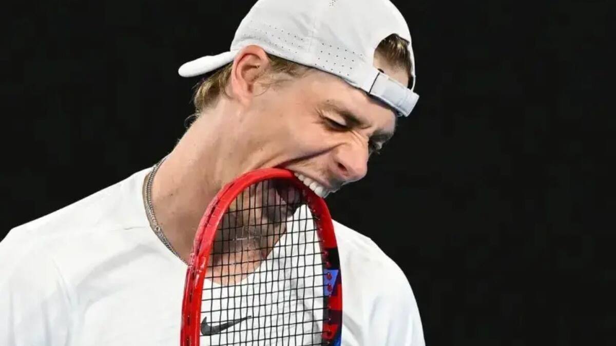 VIDEO | ¡Así no! Denis Shapovalov intentó arreglar la pantalla y terminó dándose un pelotazo en la cara