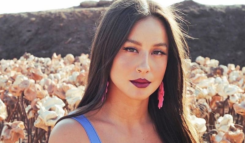 y el lujoso hotel de su padre.