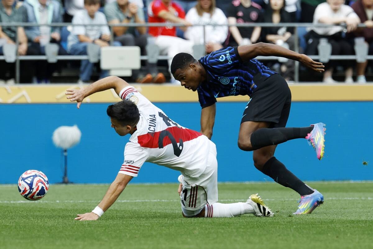El lateral jugando contra River en el Mundial de Clubes.