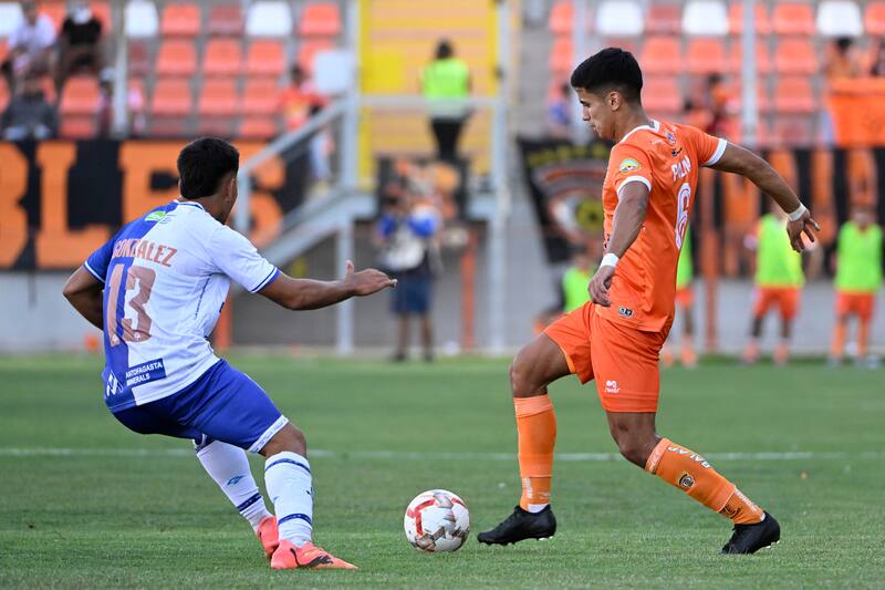 deberá esperar para jugar de local en el Estadio Calvo y Bascuñán. Foto: Aton