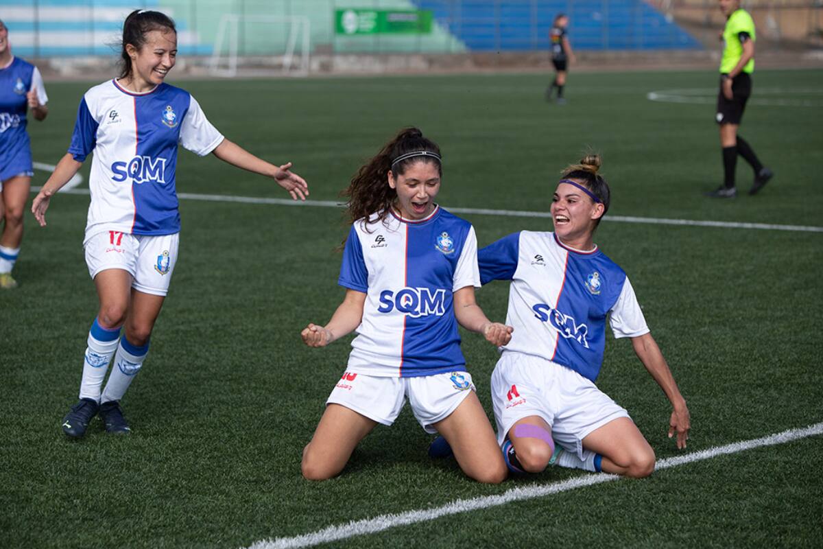 Las Pumas celebran la clasificación matemática para disputar la Zona A en la segunda parte del Campeonato Femenino.