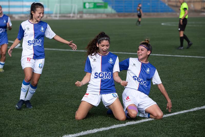 Las Pumas celebran la clasificación matemática para disputar la Zona A en la segunda parte del Campeonato Femenino.