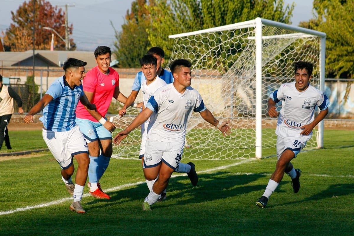 Darío Roa festeja uno de los cuatro tantos que lleva anotados por Deportes Colchagua en esta temporada. Foto: Teresa Ramírez/Colchagua CD.