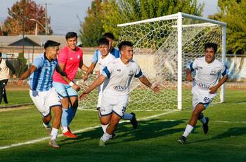 Tiene un récord en el fútbol argentino y podría jugar por La Roja: el increíble caso del goleador que la rompe en Tercera División