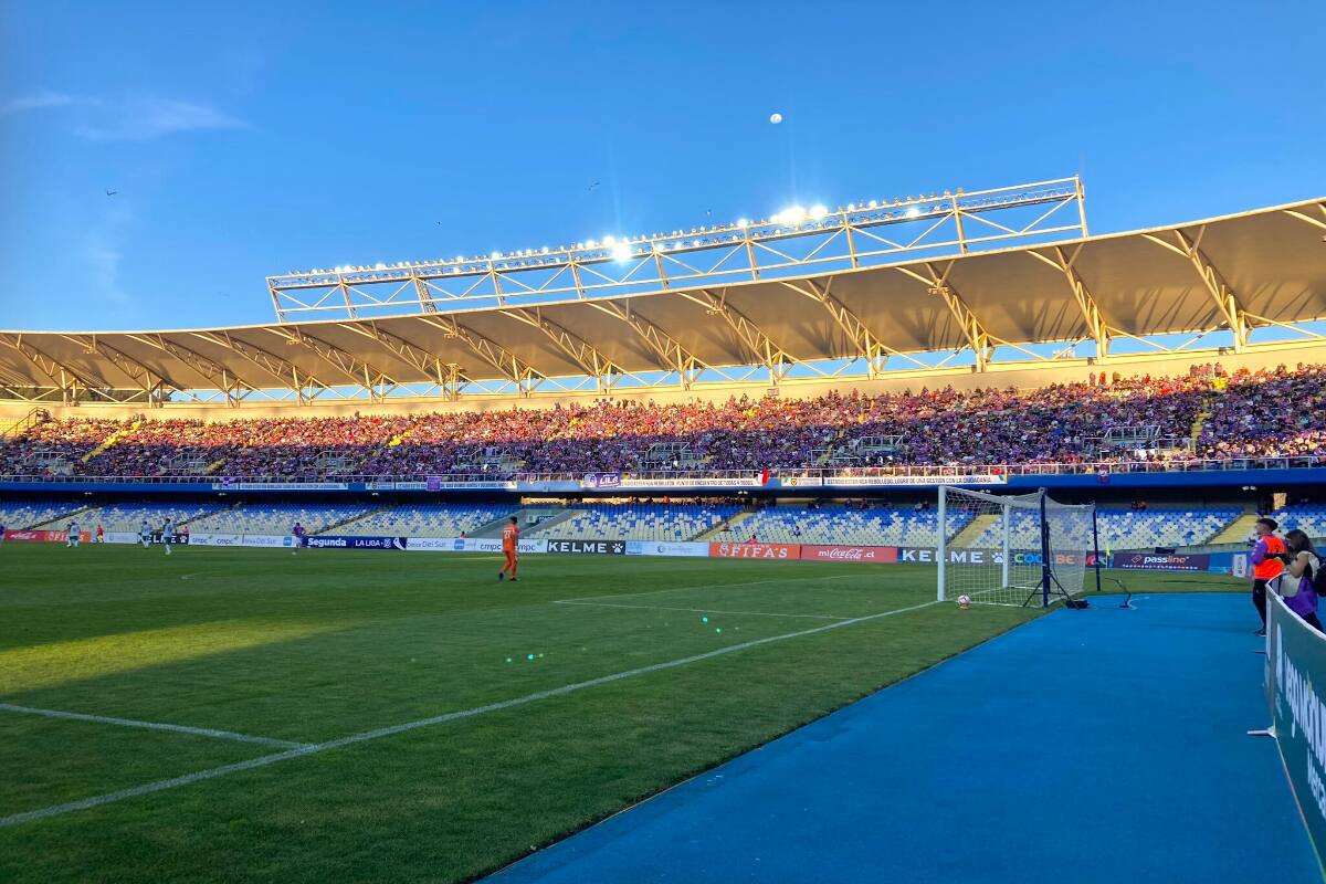 Ester Roa Rebolledo con hinchas de Deportes Concepción.