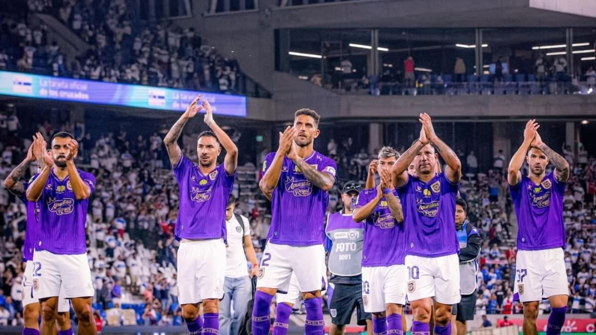 “El Claro Arena es un estadio europeo y la gente se hace sentir, pero la cancha deja mucho que desear”