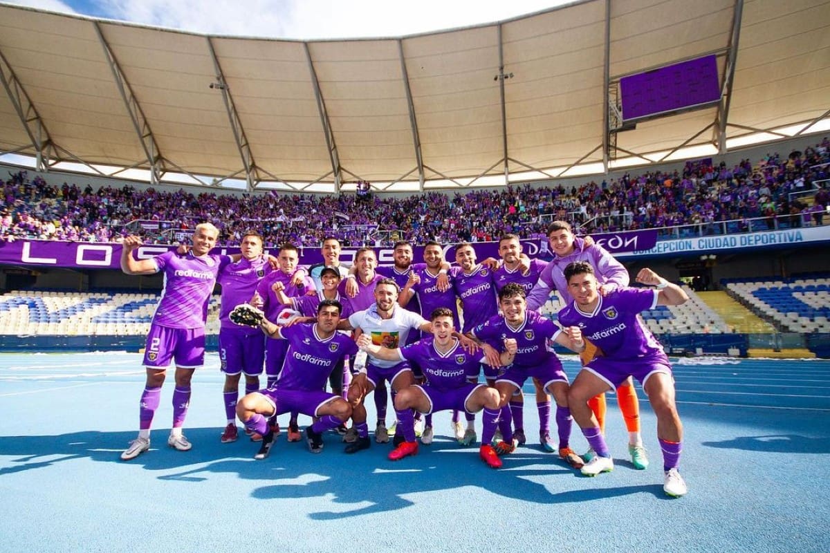 el plantel 2023 del equipo compartiendo junto con su hinchada. Foto: Instagram Deportes Concepción.