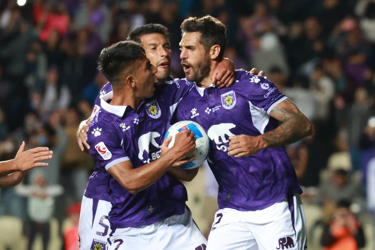 en su debut en Primera B.